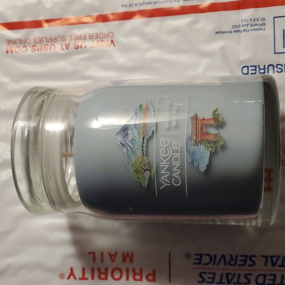 Yankee Candle Majestic Mt. Fuji 20oz Signature 2-wick jar